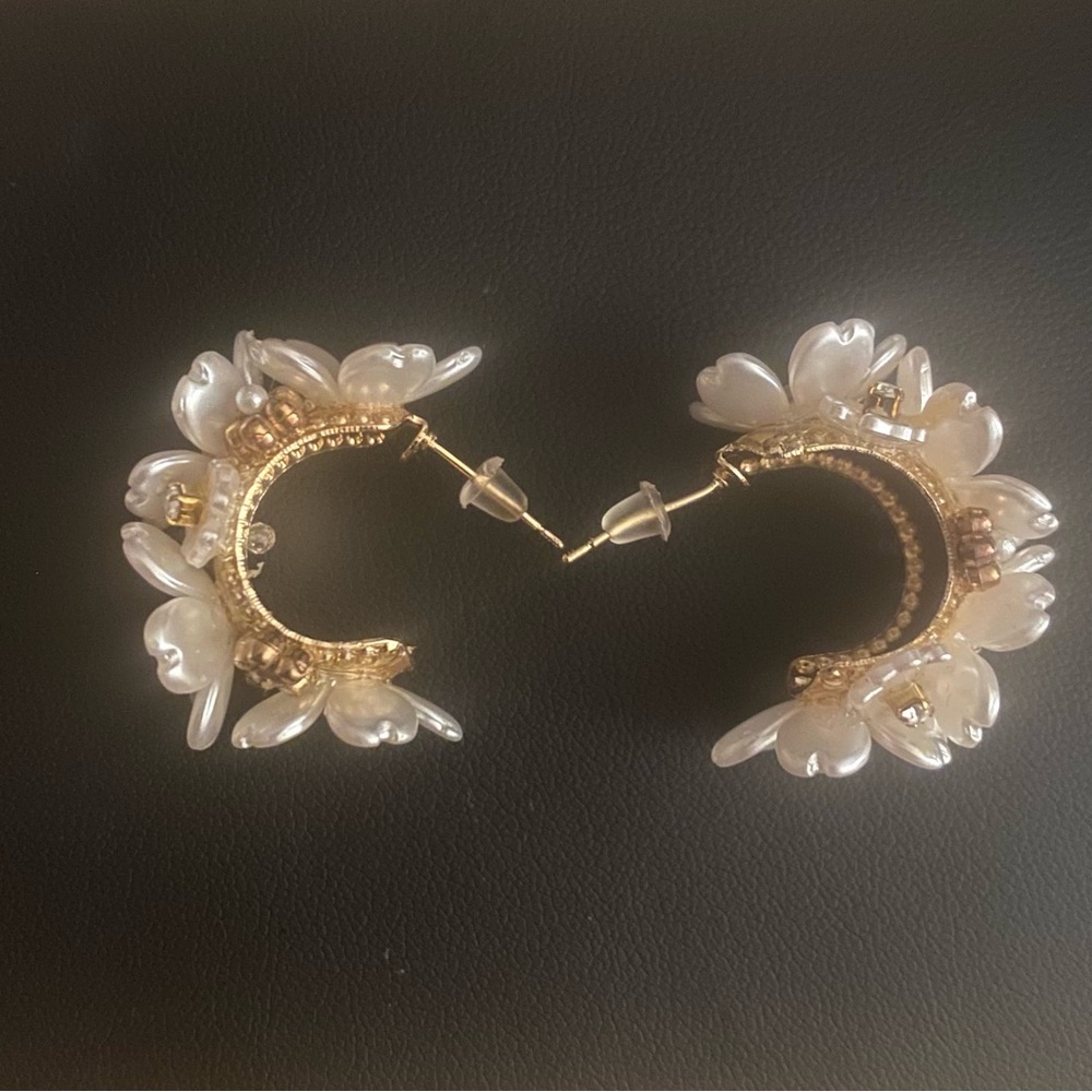 Floral White and Gold Earrings Wedding, Bridal Accessory - Picture 3 of 4